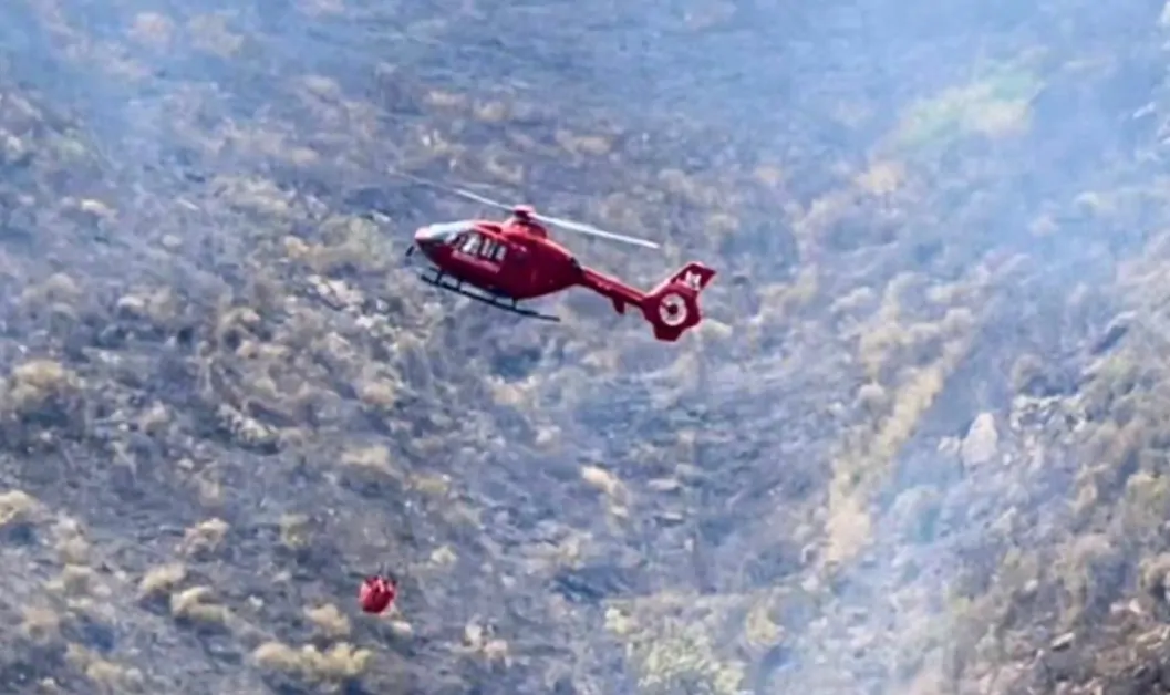 A Pozzuoli brucia ancora il Monte Barbaro, diversi focolai attivi