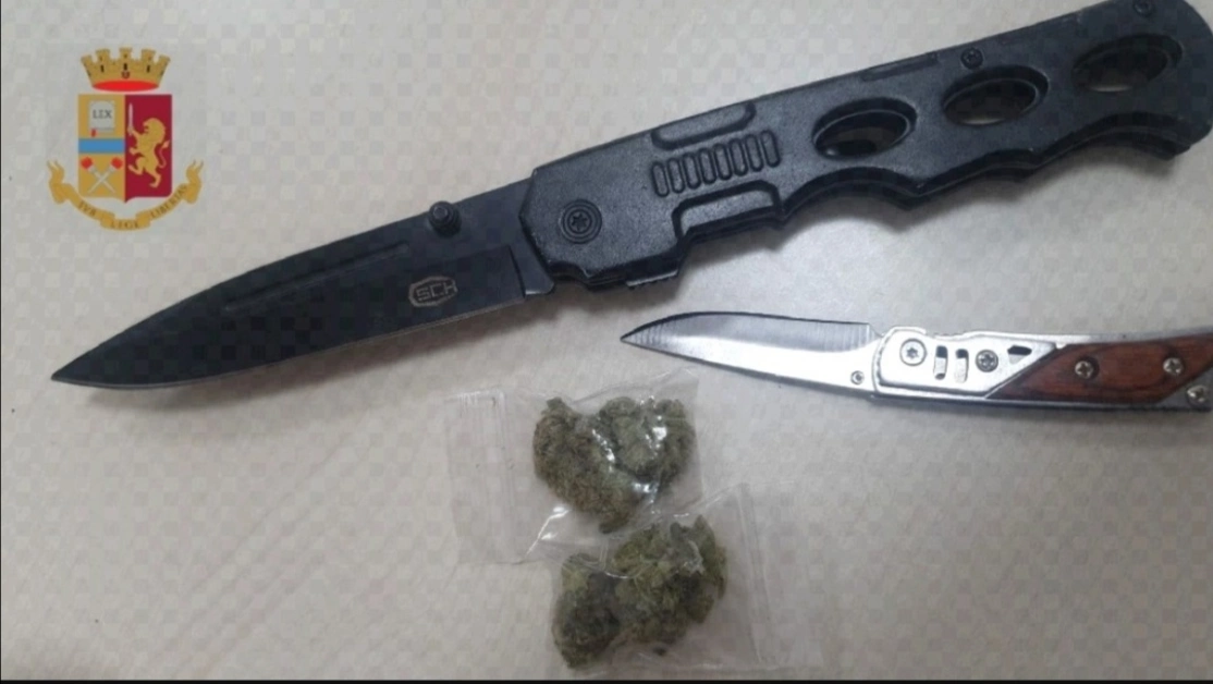 Napoli - Sullo scooter con coltelli e droga, denunciati