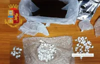 Sbarcano da Napoli a Ischia, droga nascosta nel caffè