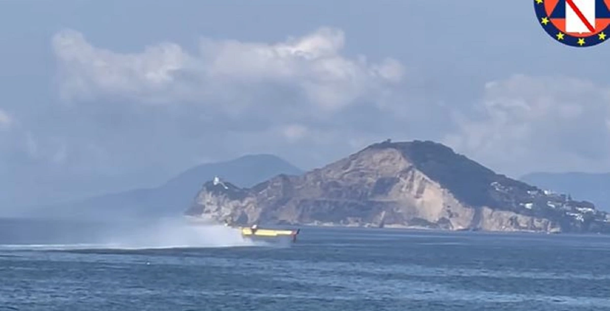 Napoli - Domato l'incendio sulla collina di Posillipo
