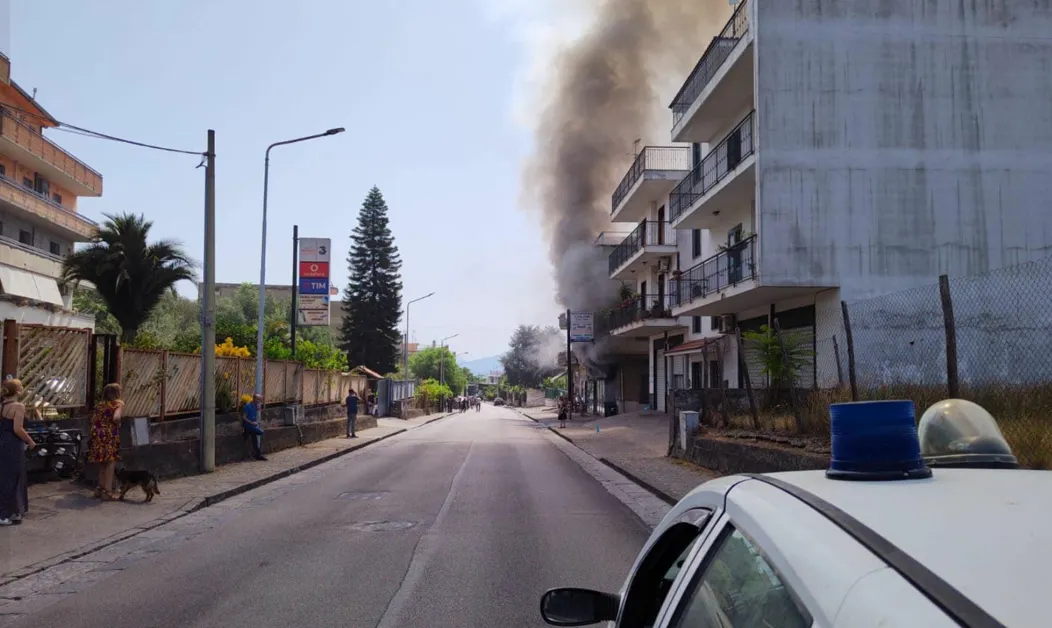 Incendio in un negozio di ferramenta-colorificio a Terzigno