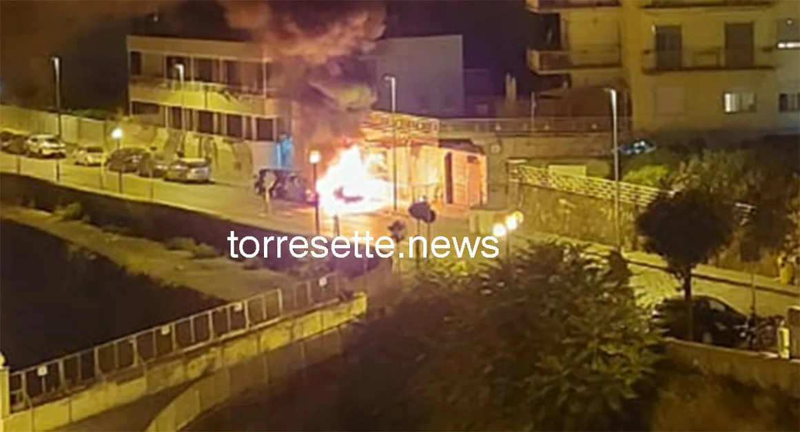 Torre Annunziata - Auto in fiamme in via Gino Alfani