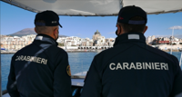 Evade dai domiciliari, è in barca. Si tuffa e viene arrestato dopo una nuotata