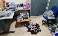 Napoli - Abbigliamento contraffatto, una denuncia