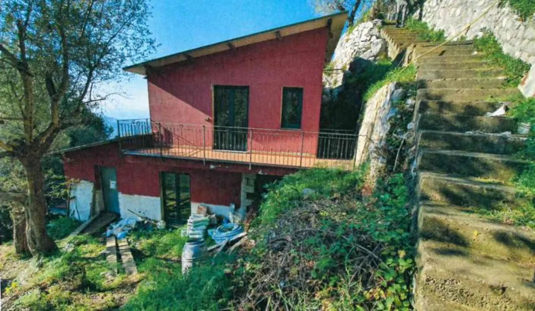 Abbattuto immobile abusivo in penisola sorrentina