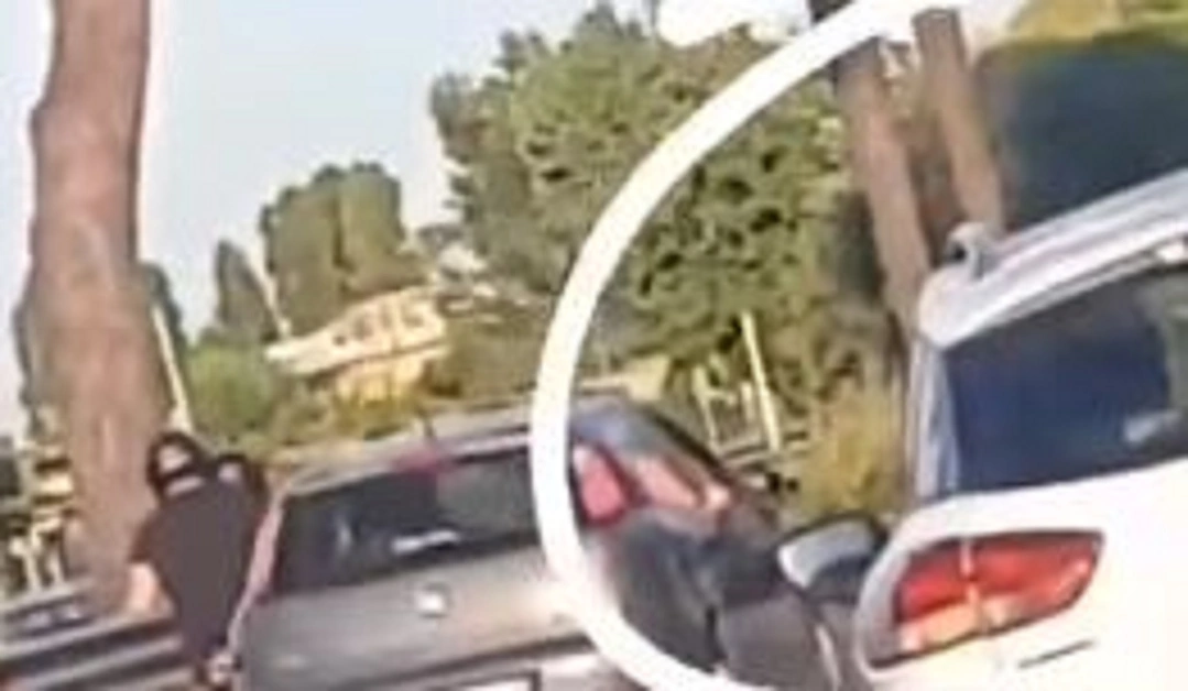 Rapina ad automobilista nel traffico, il video nel Napoletano