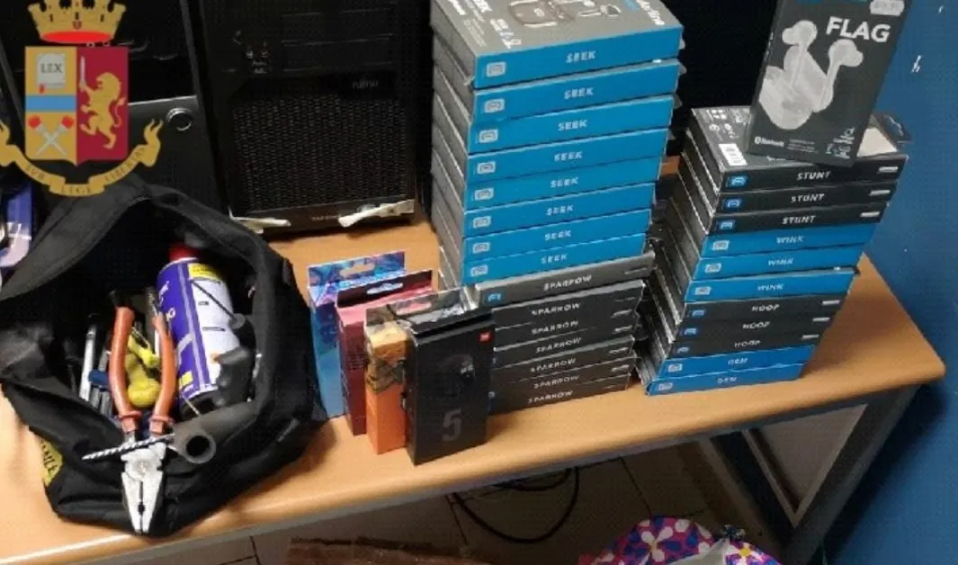 Napoli - In auto con abiti rubati e grimaldelli, denunciati