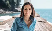 Caterina Balivo scatenata al Jova Beach Party. Il suo look è da 10 e lode