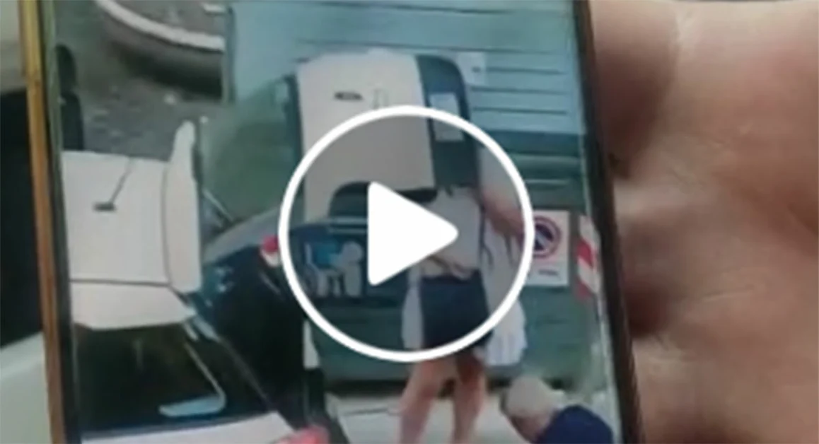 Derubato di un marsupio mentre cambia la ruota alla sua auto. Il Video