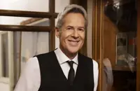 Claudio Baglioni in barca assalito dai fan: la sua reazione