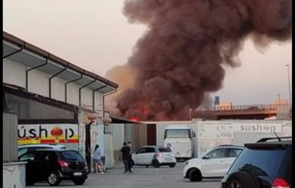 Vasto incendio nel Napoletano, fumo nero visibile a km di distanza