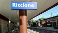 Attraversano i binari ma vengono travolte da un treno: morte 2 ragazze