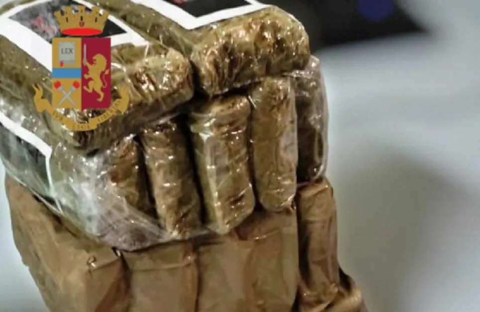 Lite con la compagna, arriva la Polizia e trova l'uomo con la droga