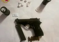 Droga, arma e munizioni in uno stabile