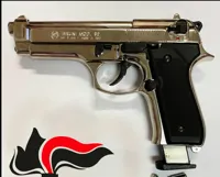 Calcio di pistola nascosto in un muro di una scuola nel Vesuviano