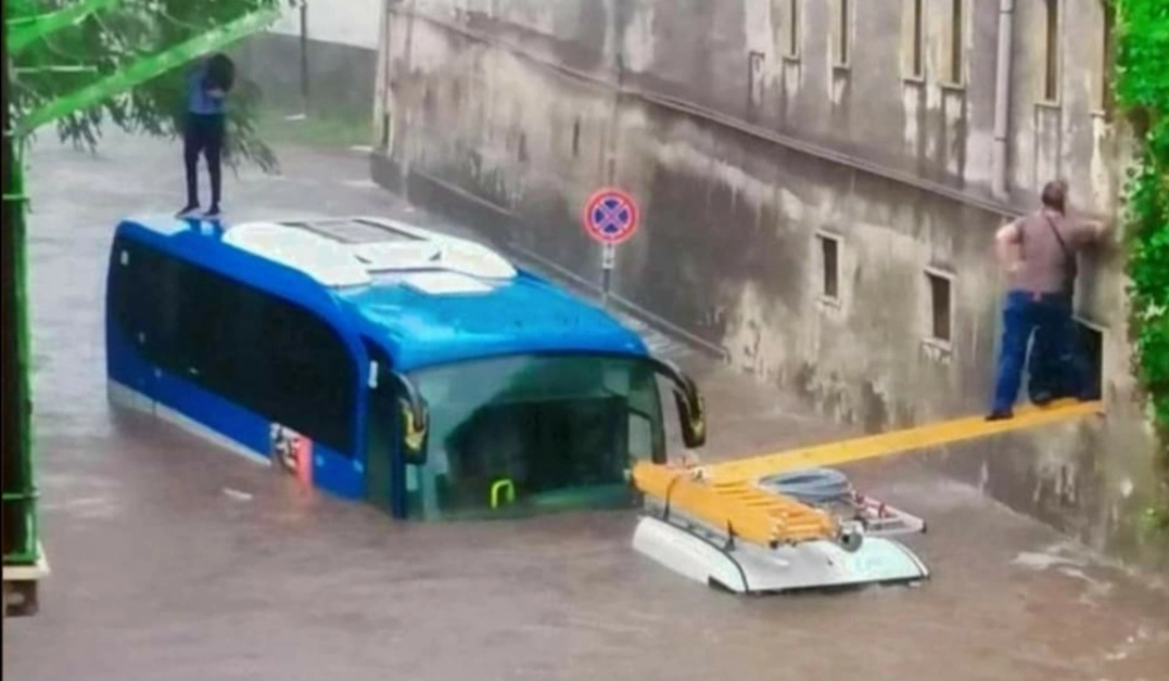 Maltempo, a Torre Annunziata gravi disagi e cascate d'acqua