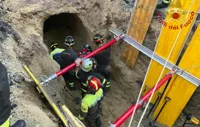 Resta incastrato in un  tunnel, salvato dai vigili del fuoco