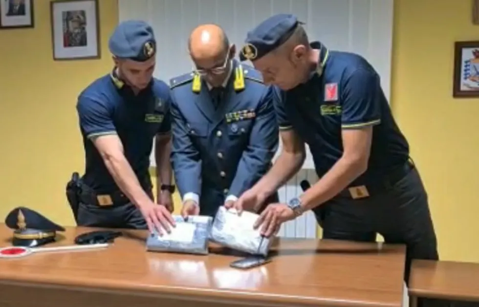 In auto nascondeva 2 kg di cocaina, arrestato corriere della droga