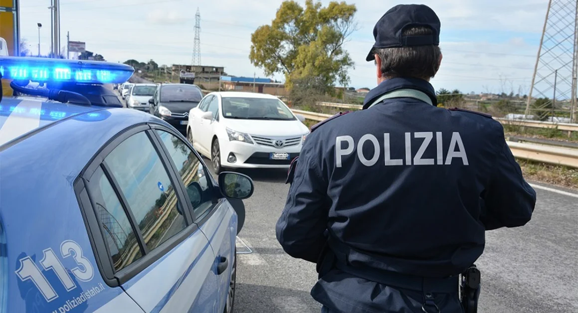 Rimossa l'auto parcheggiata in curva, napoletano va in escandescenza: arrestato