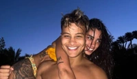 Denis Dosio a Cuba, Emy Buono si consola con il noto tiktoker. Il Video