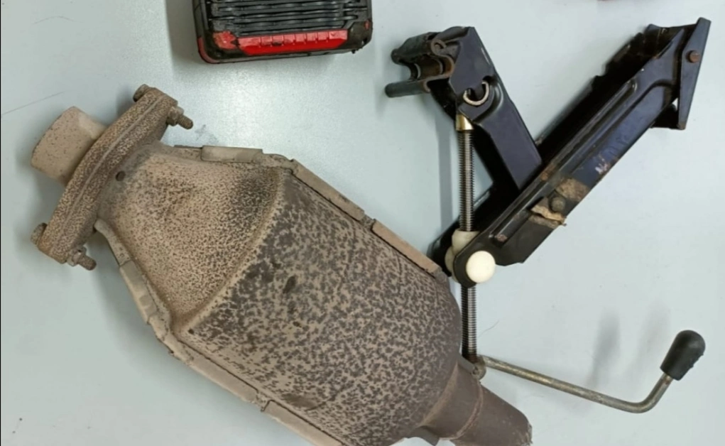 Rubano marmitta da un'auto, arrestati