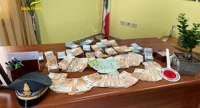 Sequestrati circa 100mila euro in contanti: erano nel bracciolo di un'auto