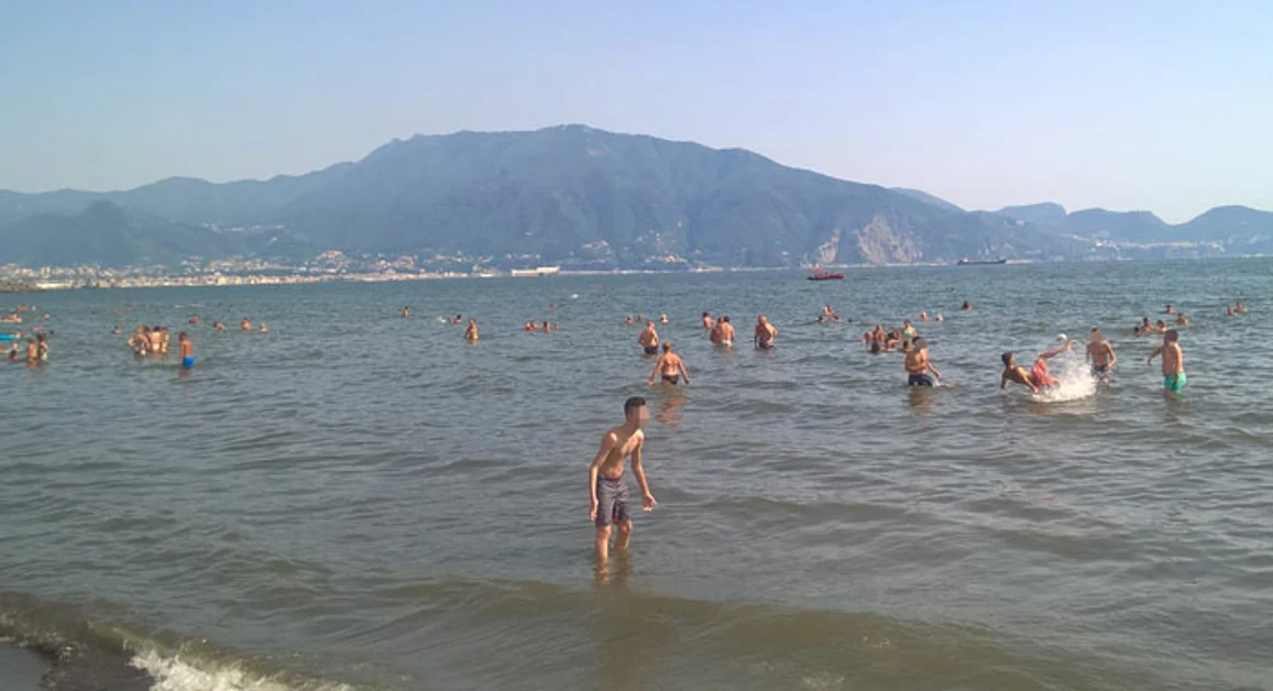 Torre Annunziata - Mare inquinato, stop ai bagni da Capo Oncino al Molo di Ponente