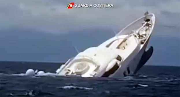 Yacht di lusso di 40 metri affonda al largo di Catanzaro. Il video 