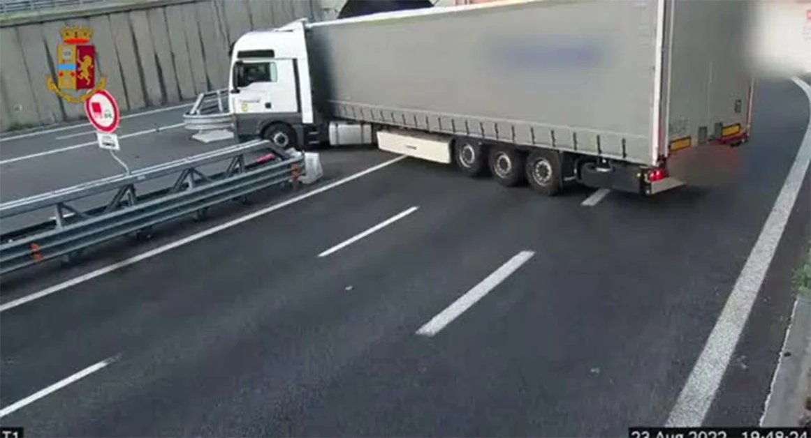 Tir e auto fanno inversione in autostrada: evitata tragedia. Il Video