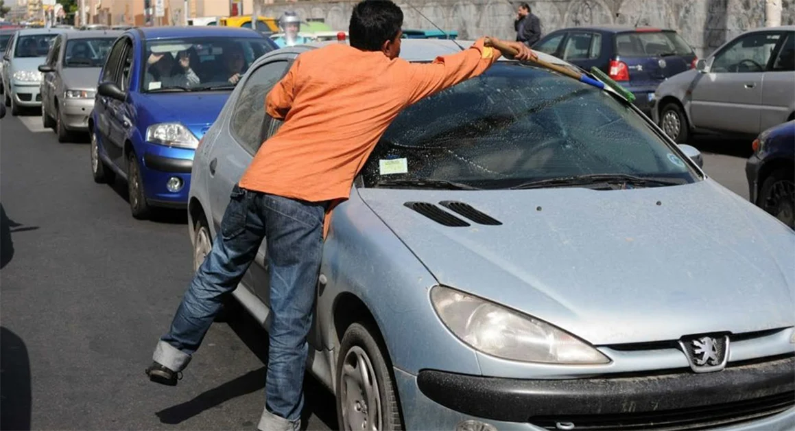 Al semaforo lavavetri infrange con un bastone lunotto posteriore auto: arrestato