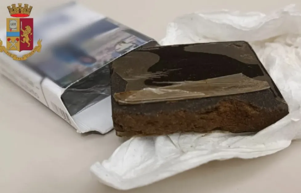 Hashish nel pacchetto di sigarette, pusher arrestato dalla Polizia