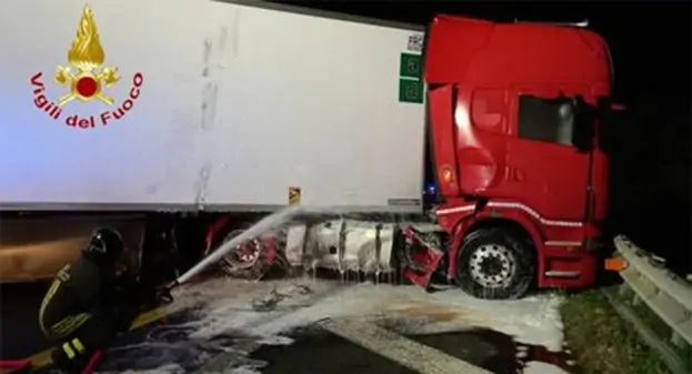 Grave incidente sulla A1 tra Capua e Caianiello: coinvolti tir e 5 auto