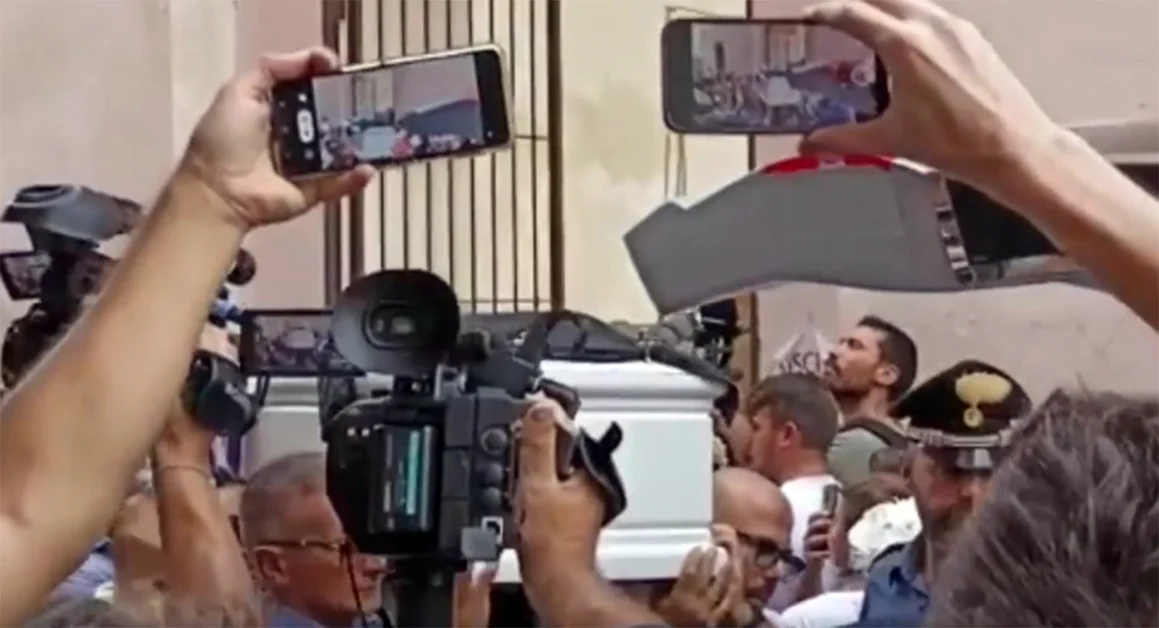 Gragnano - L'ultimo saluto ad Alessandro: in migliaia ai funerali del 13enne