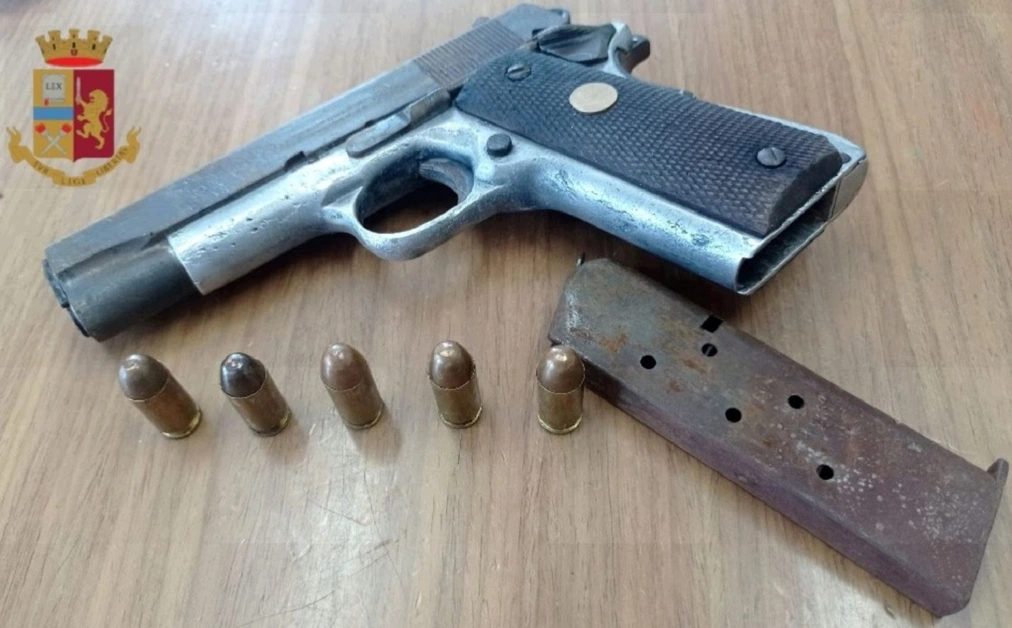 Pistola vicino a una statua, sequestro al rione Sanità