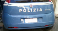 Rincorre donna in strada con un piccone, denunciato
