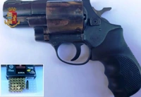 Pistola, cartucce e telecamere: arrestato 21enne