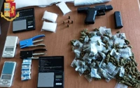Pistola e droga, 17enne arrestato a Barra