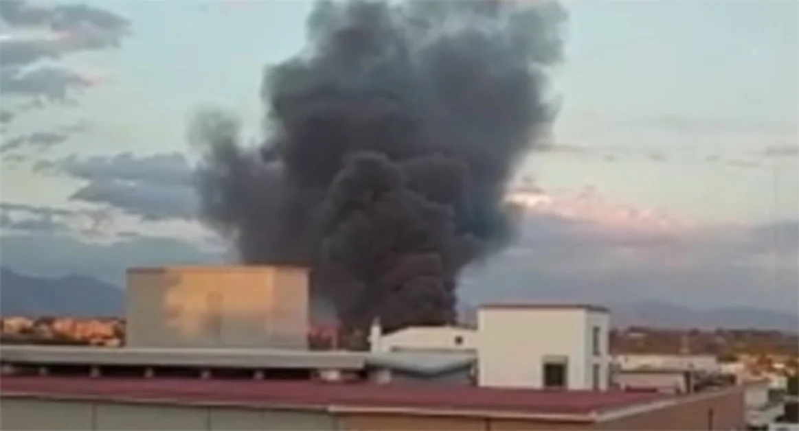 Torre Annunziata - Vasto incendio in un capannone di via Torretta di Siena