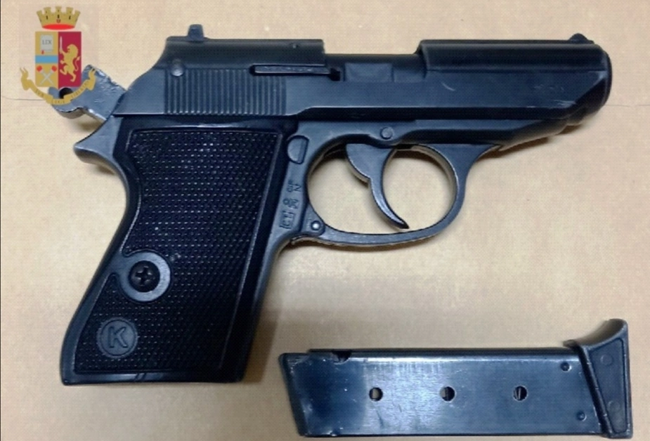 In sella a uno scooter, sfuggono all'alt: due giovani fermati