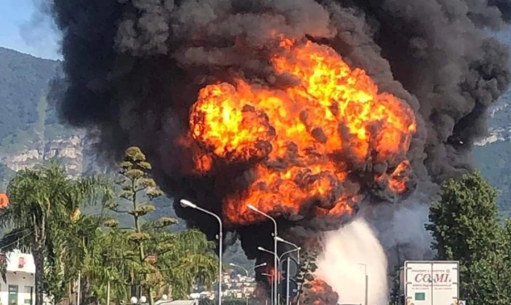 Spaventoso incendio a San Valentino Torio, nel Salernitano 