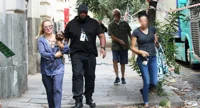 Anastacia fa shopping per le strade di Roma con il suo cagnolino