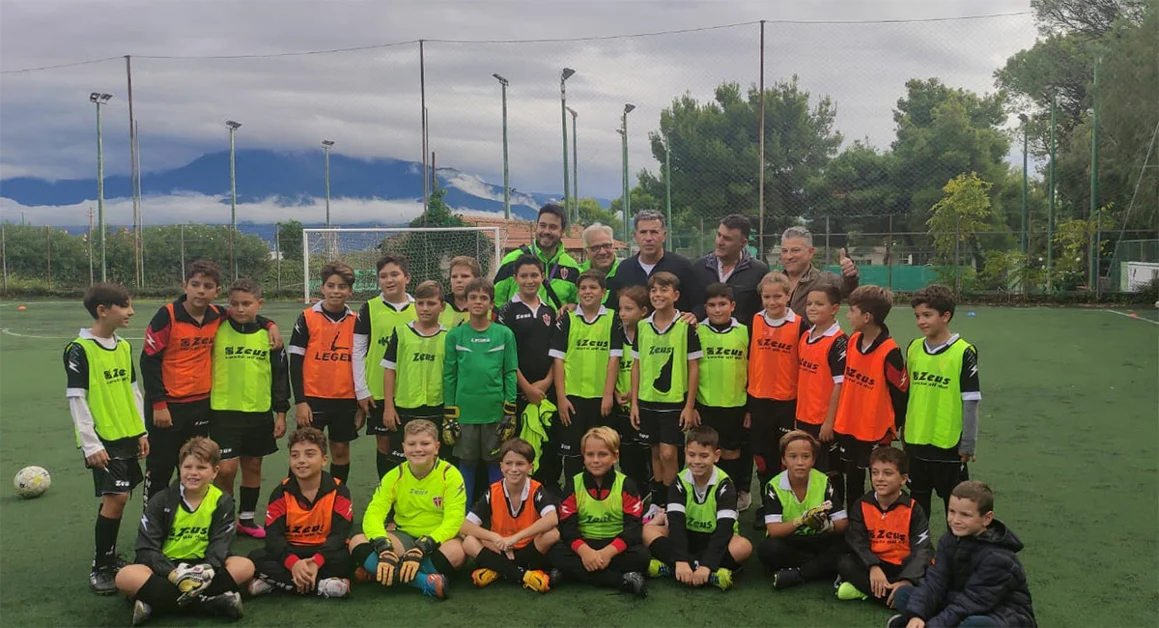 Antonio Careca in visita ai piccoli atleti della scuola calcio Boys Savoia