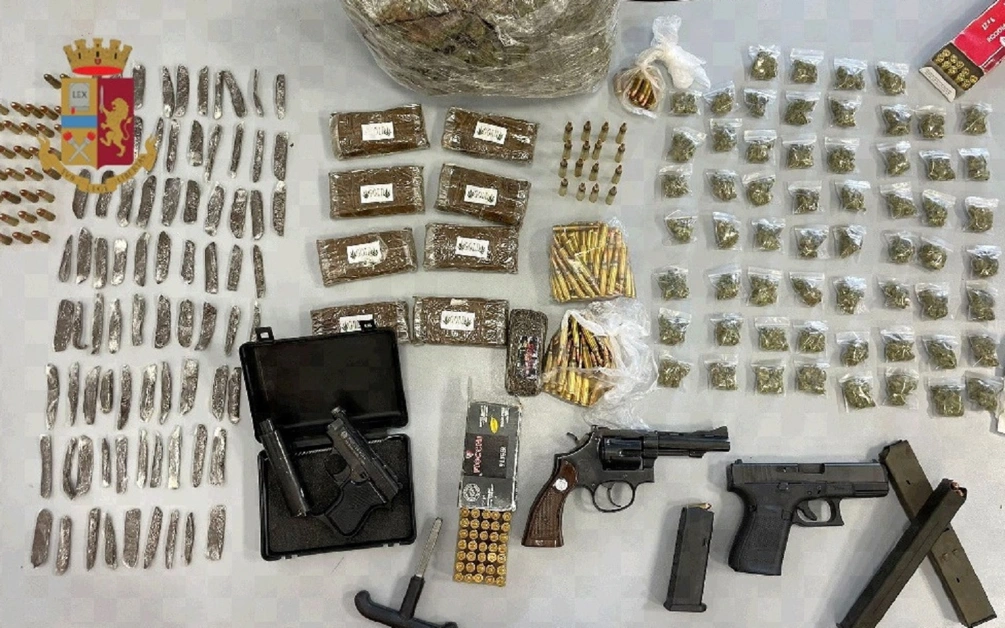 Armi e droga nascoste in una scuola in disuso, un arresto a Portici