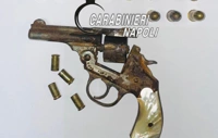 Due arresti e una denuncia nel Vesuviano. Sequestrata pistola e proiettili