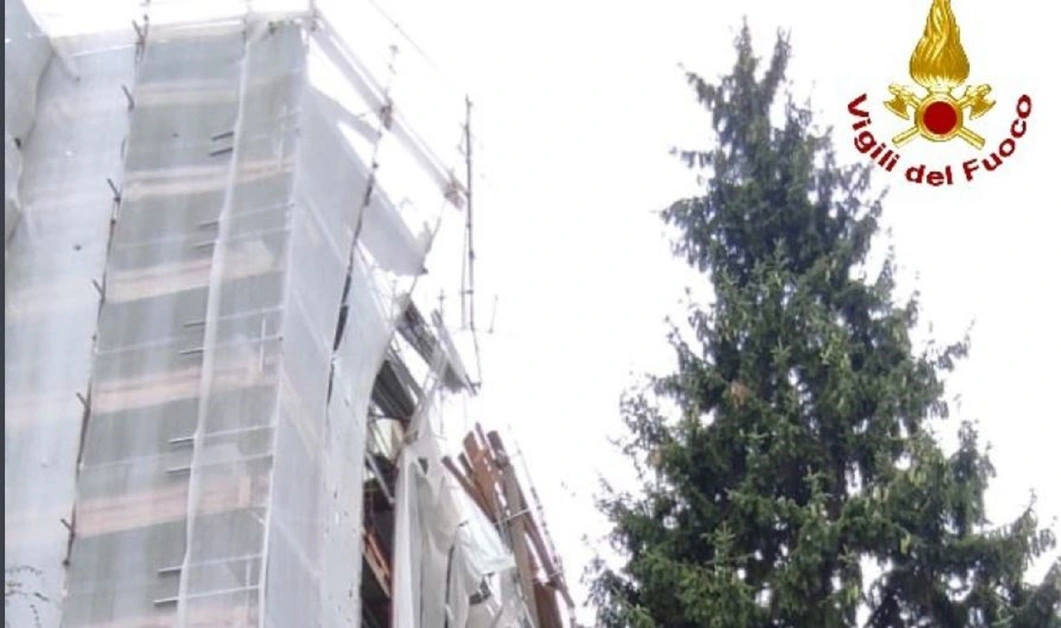 Crolla ponteggio, tre operai in gravi condizioni