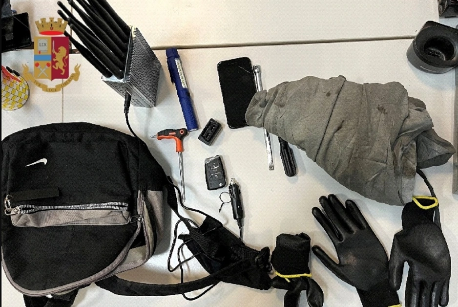 Tenta furto d'auto a Ercolano, arrestato dalla Polizia