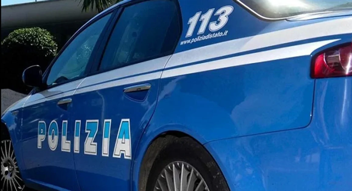 Aggredisce il padre anziano e i poliziotti che intervegnono: arrestato