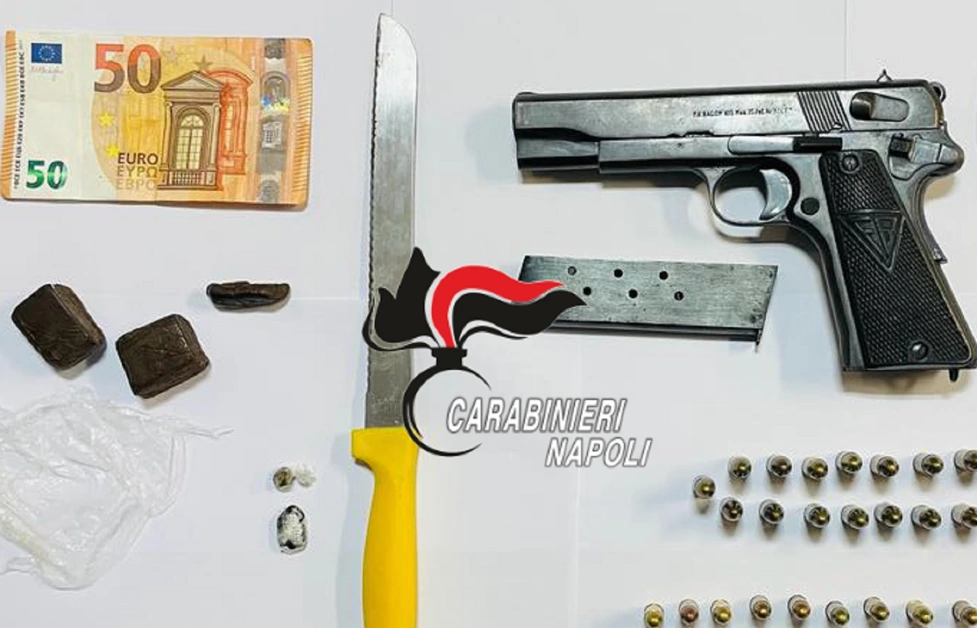 Blitz a casa di un giovane a Torre del Greco, trovate armi e droga