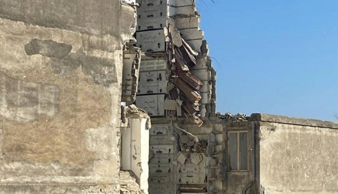 Crollo parziale di un edificio al cimitero di Poggioreale