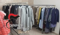 Boutique nel loro appartamento con vestiti di dubbia provenienza